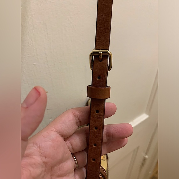 DOONEY & BOURKE Logo Medallion Crest Collection Wristlet Cream Brown Leather bag - Picture 10 of 13